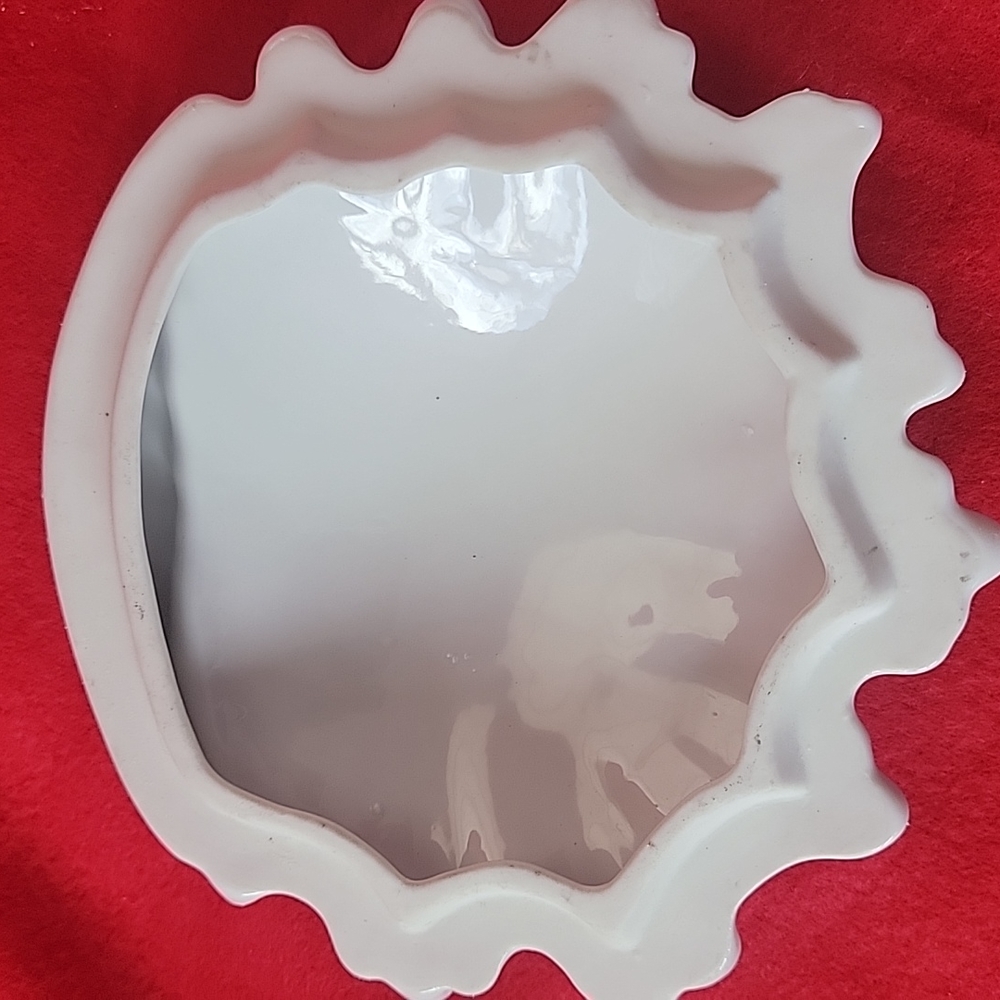 Vintage Lidded Shell Dish with Colonial Couple and Gold Outline - Picture 7 of 7